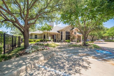 Beautifully landscaped  at Edgewood Village, Lewisville