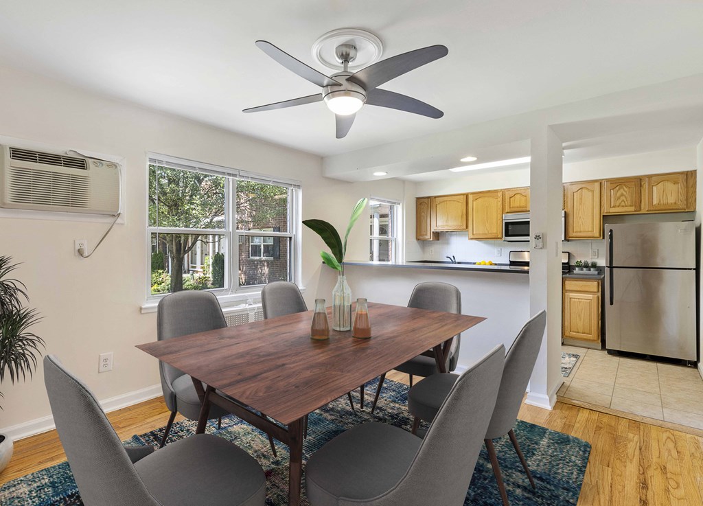 Dining Dining at Lakeview Apartments, New Jersey