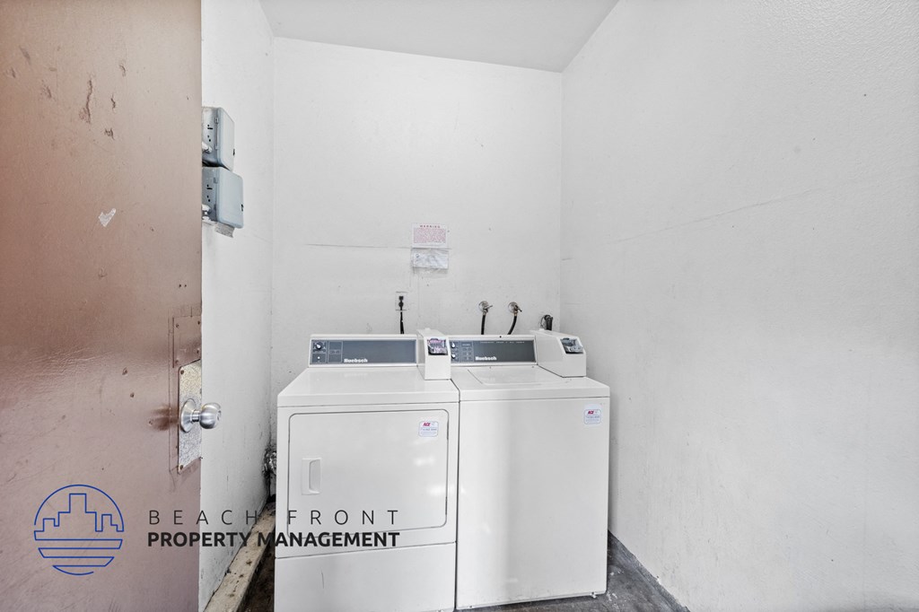 the room has a washer and dryer in it