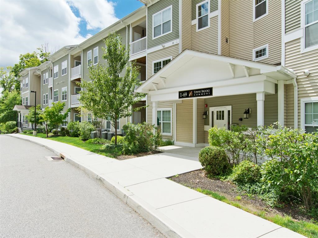 a sidewalk in front of an apartment building