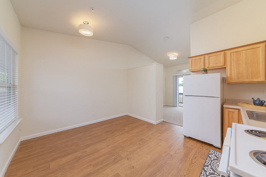 Dining and Kitchen l The Breakers in Santa Cruz CA