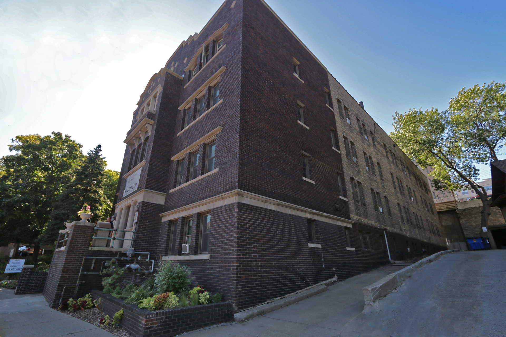 225 Place Apartments Exterior