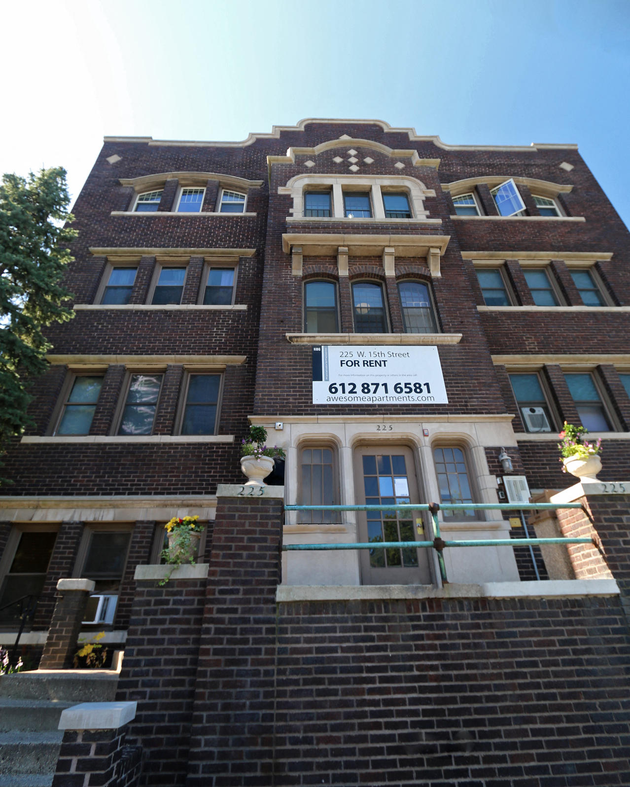 225 Place Apartments Exterior