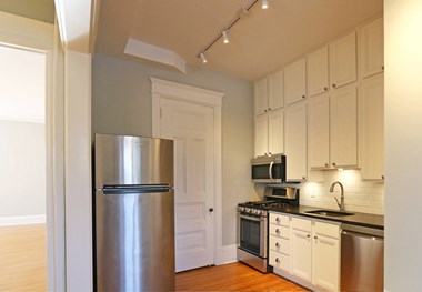929 Summit / 21 N. Milton 1 Bed Apartment for Rent - Photo Gallery 1