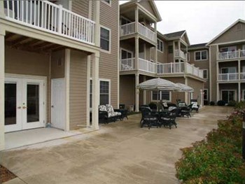 205 Green Bay Road 1-2 Beds Apartment for Rent - Photo Gallery 2
