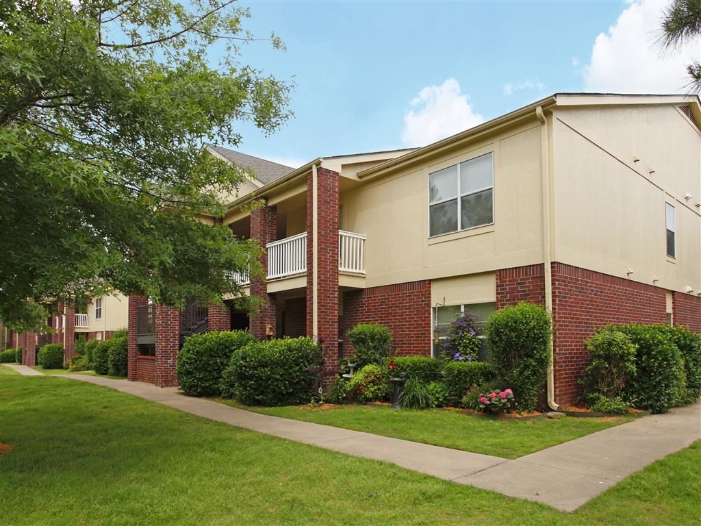 a sidewalk in front of an apartment building