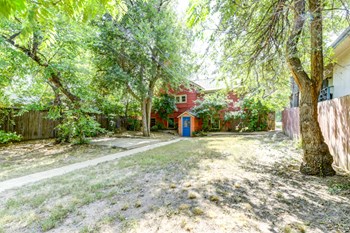 611 University Backyard - Photo Gallery 4