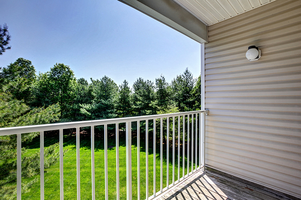 liberty village at warren, warren nj, luxury apartment community, balcony