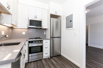 646 16th Street Studio-1 Bed Apartment for Rent - Photo Gallery 6