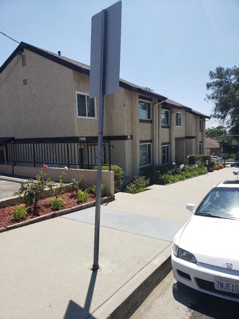 a street sign in front of an apartment building