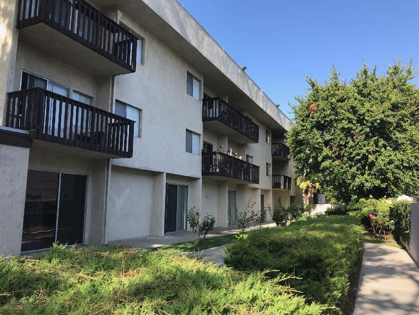 7725 Reseda Blvd 1 Bed Apartment, Affordable for Rent - Photo Gallery 1