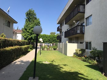 7725 Reseda Blvd 1 Bed Apartment, Affordable for Rent - Photo Gallery 9