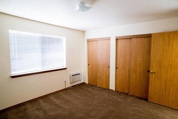 Expansive Windows at Lorence Court Apartments, Oregon - Photo Gallery 10