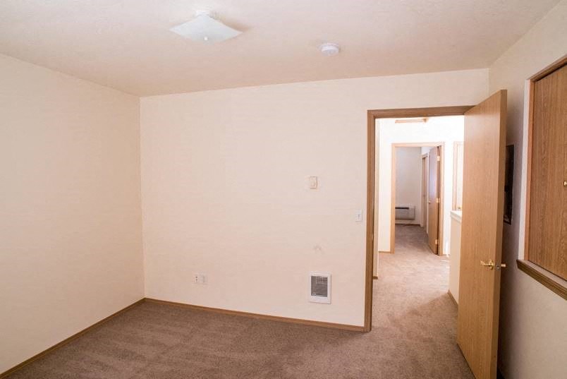 Vacant Bedroom at Lorence Court Apartments, Portland, OR, 97216