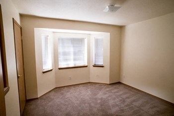 Beige Carpet In Bedroom at Lorence Court Apartments, Portland, Oregon - Photo Gallery 15