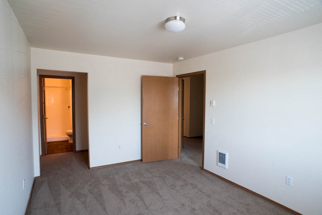 Spacious and bright rooms Spacious and bright rooms at Alder Crossing Apartments, Portland, Oregon