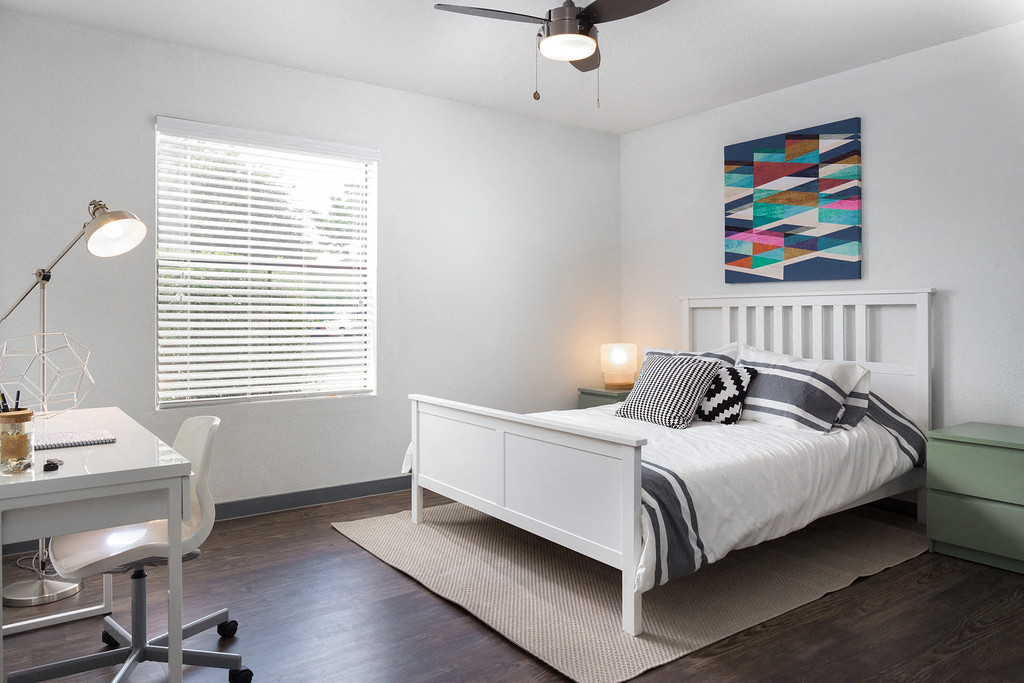 Beautiful Bright Bedroom With Wide Windows at The Ivy, Texas