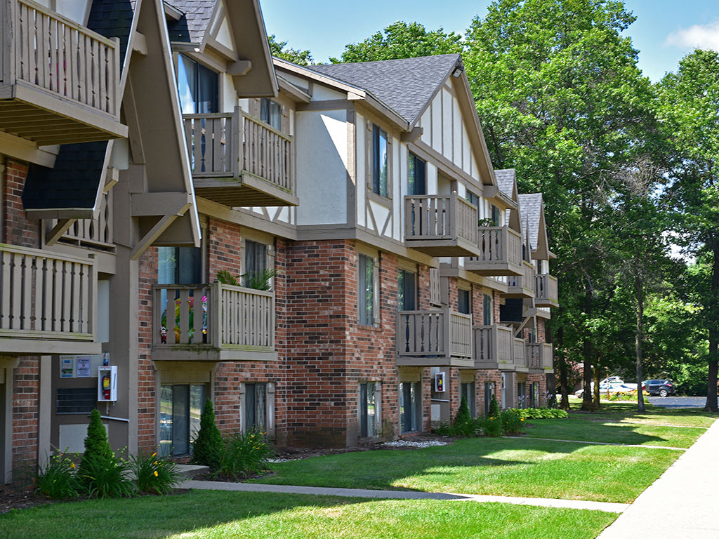 Walking Paths to Homes at Woodland Place, Midland, 48640