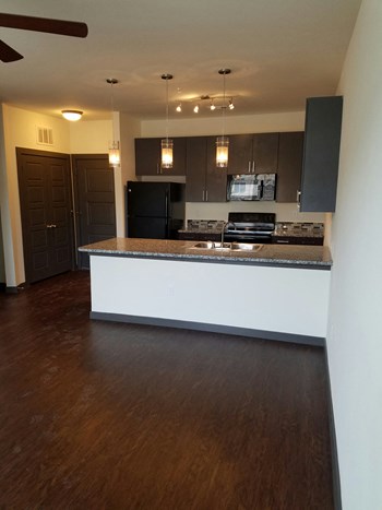 712 S Elm 1-3 Beds Apartment for Rent - Photo Gallery 17