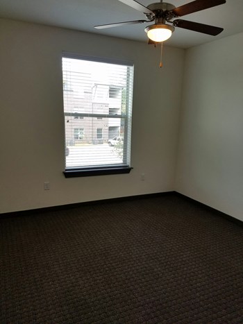 712 S Elm 1-3 Beds Apartment for Rent - Photo Gallery 13