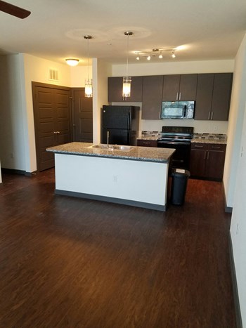 712 S Elm 1-3 Beds Apartment for Rent - Photo Gallery 11