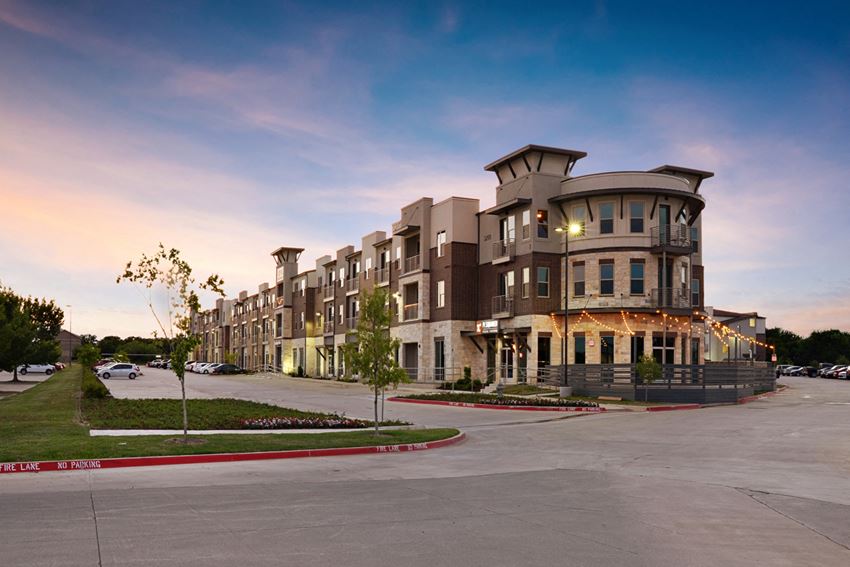 3200 S Interstate 35 E 1-3 Beds Apartment for Rent - Photo Gallery 1