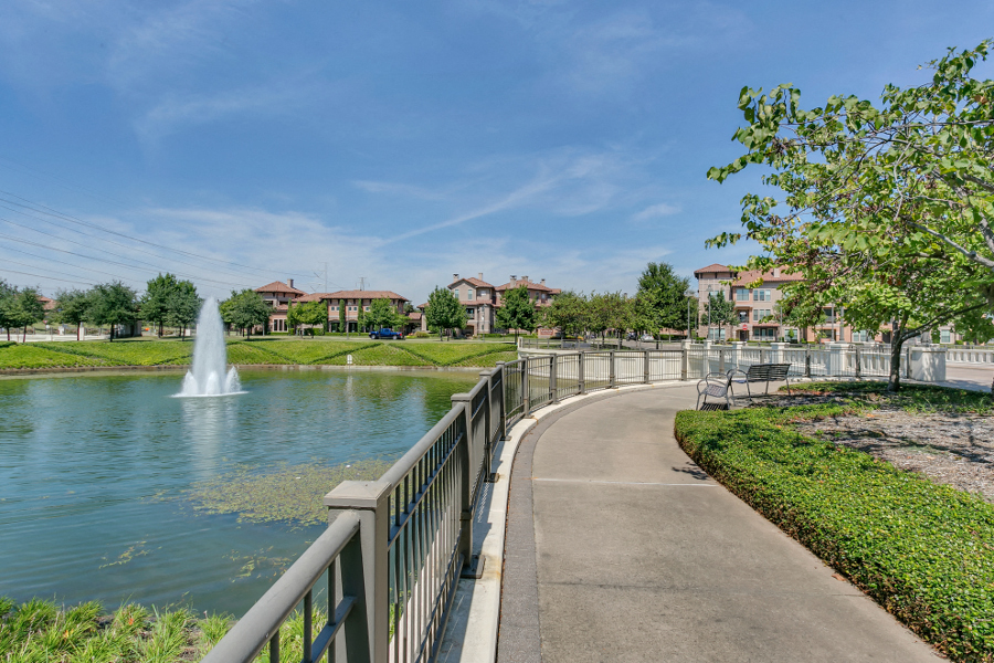 Lakeside apartment homes at La Villita in Irving Texas