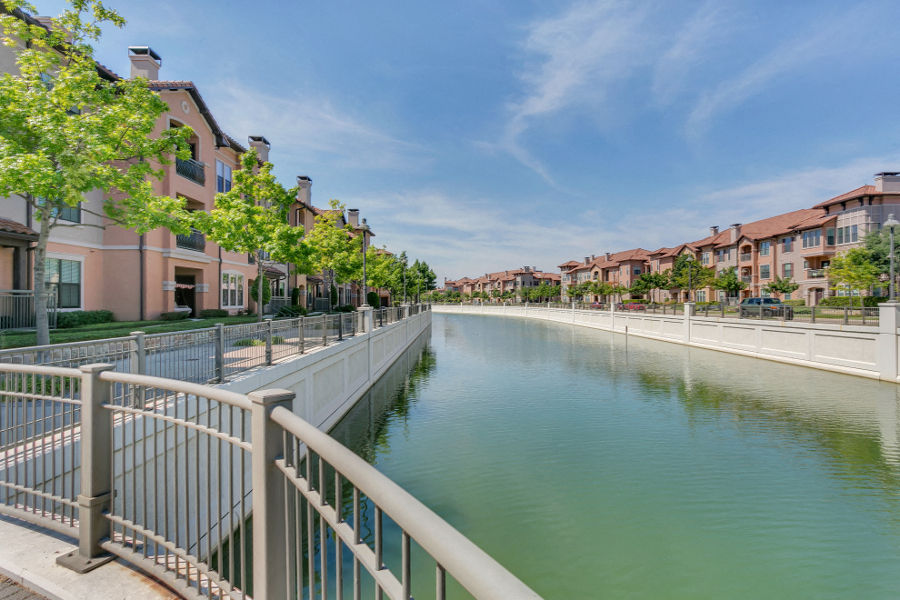 Lakeside apartments for rent in Las Colinas