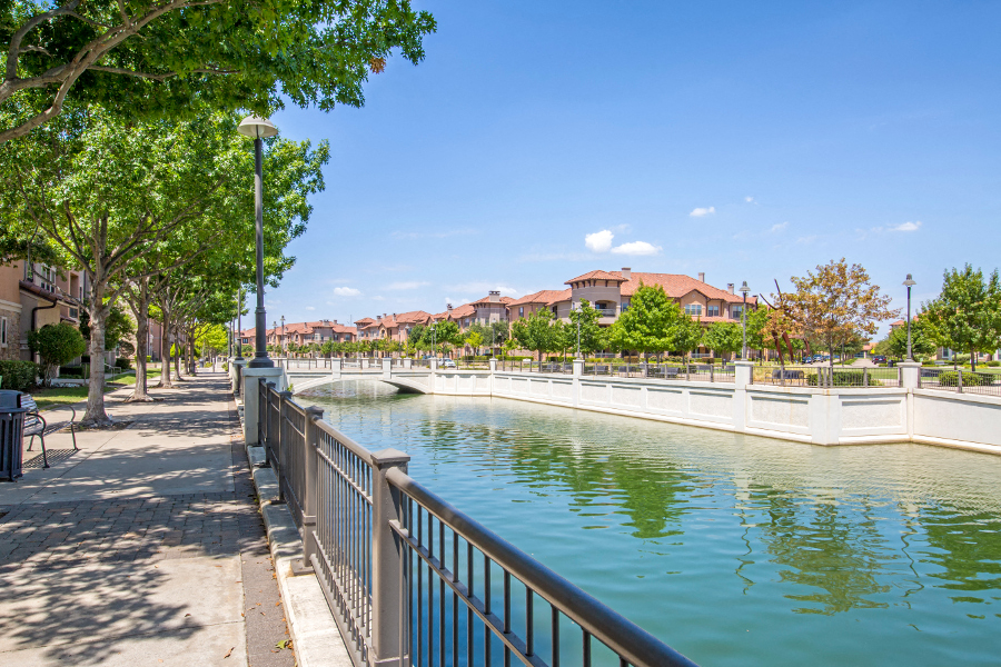 Lakeside apartments La Villita apartments with a lake view