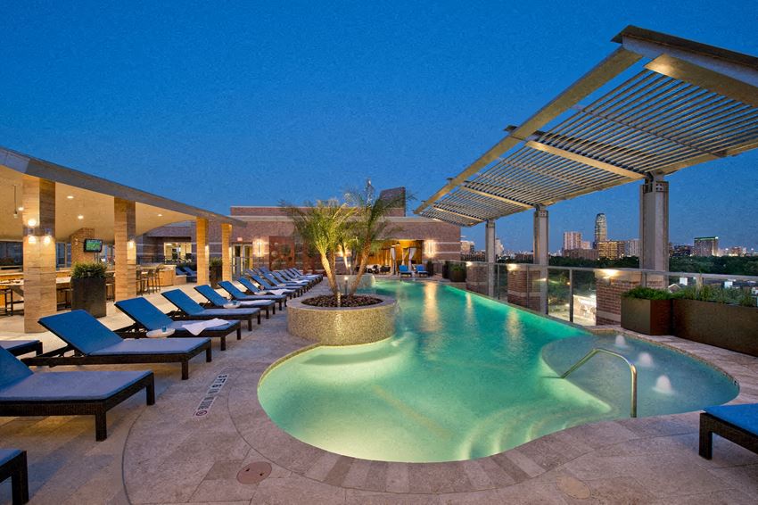 Gables Tanglewood Rooftop Swimming Pool - Photo Gallery 1