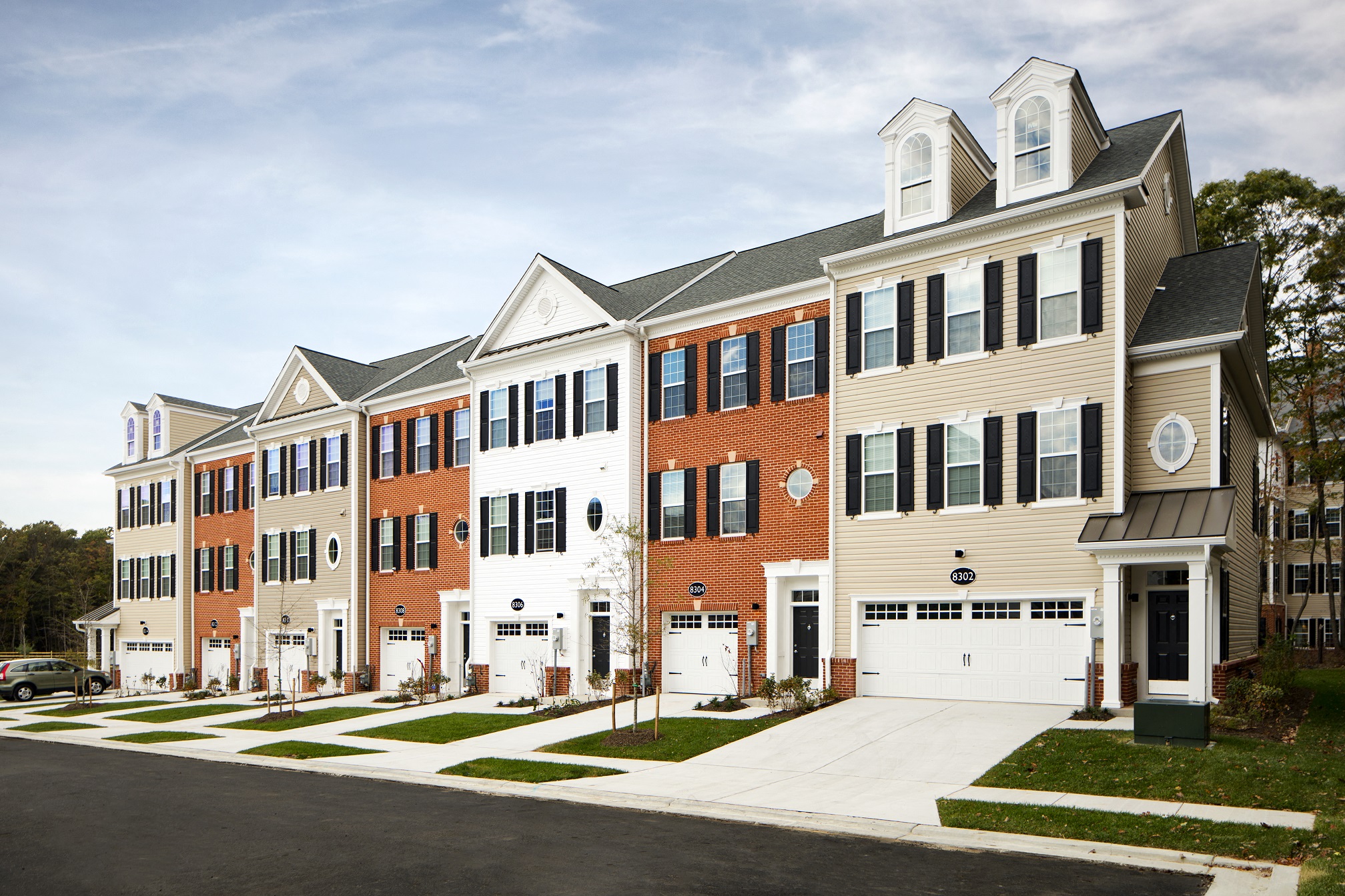 a row of town houses on a city street