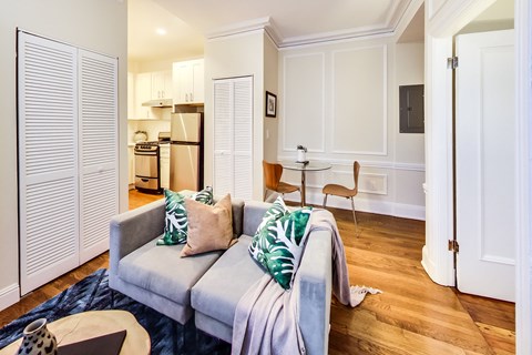 655 POWELL Street 1 Bed Apartment for Rent - Photo Gallery 1