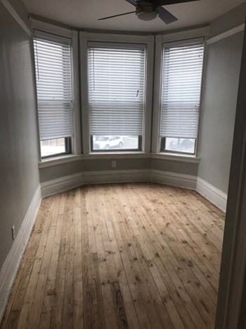 2501-05 N Lincoln Ave Bedroom - Photo Gallery 4