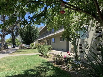 727-739 Carmel Avenue 2 Beds Apartment for Rent - Photo Gallery 3