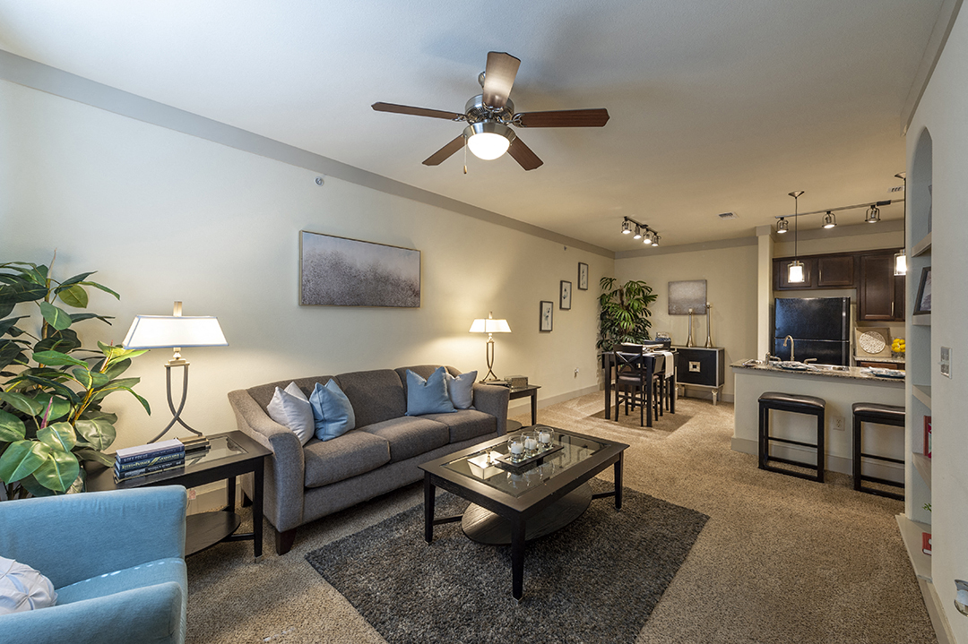 an open living room and kitchen with a ceiling fan