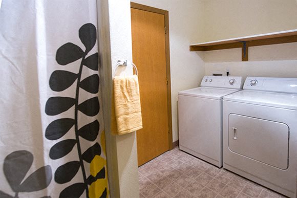 Gilhurst Apartments Large main bathroom with washer and dryer