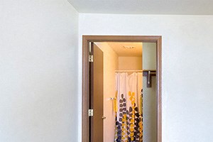 Gilhurst Apartments 1st bedroom features an en suite with walk in closet