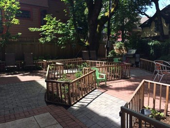 Glisan Courtyard - Photo Gallery 5