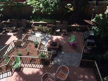 Glisan Courtyard - Photo Gallery 6