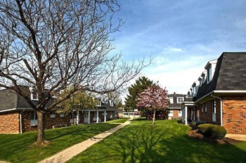 Beautiful Lawn Of Property Beautiful Lawn Of Propertyat Dannybrook Apartments, Williamsville - Photo Gallery 2