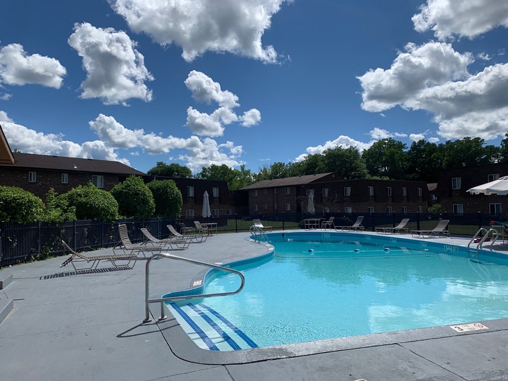 the resort style pool at the crossings apartments