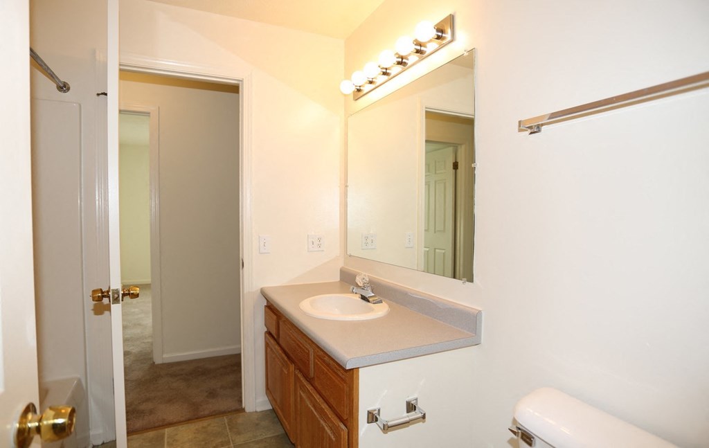Bright Bathroom at Stone Hedge Village Townhouses, Farmington, NY