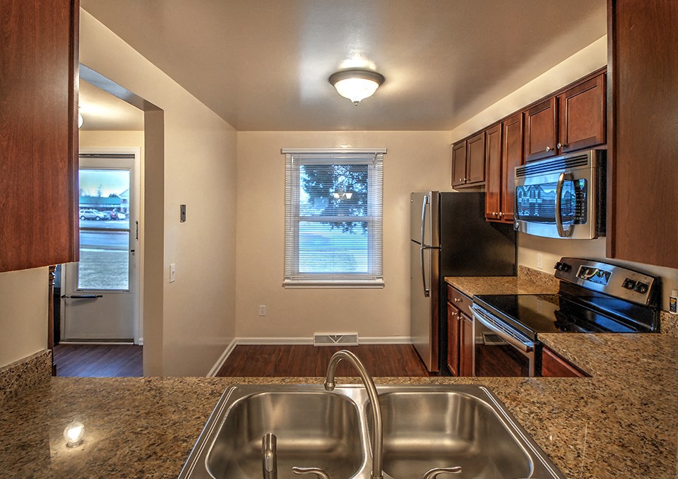 Kitchen with Electric Appliances at Georgetown Apartments, Williamsville, NY