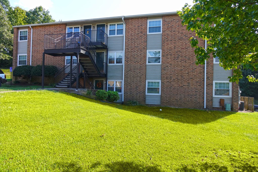 Lush Green Outdoors at Pine Forest Apartments, Cleveland, TN
