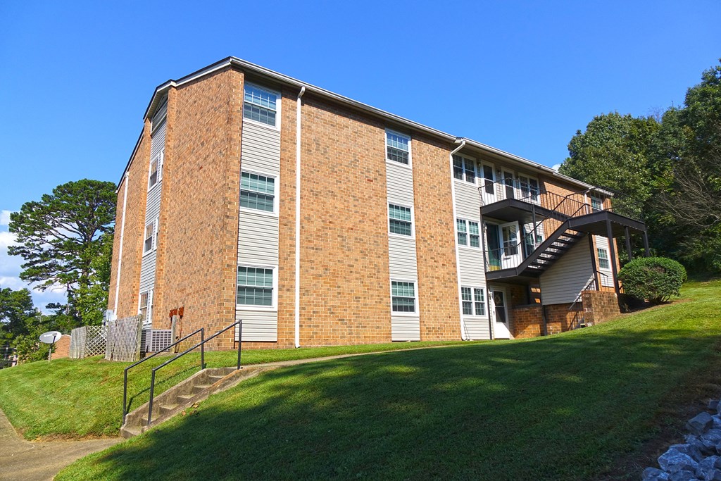 Green Landscape at Pine Forest Apartments, Cleveland, 37312