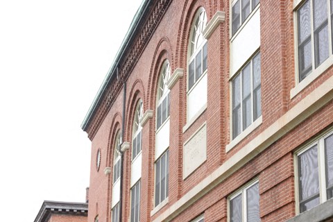 the side of a brick building with windows