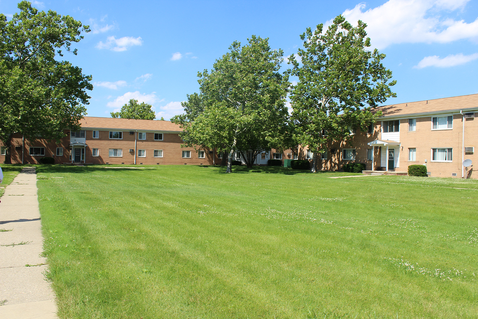 Warren Manor Apartments in Warren, MI