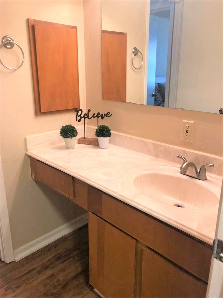 Designer Bathroom Suites, at Cambridge Court Apartments, Texas, 75965