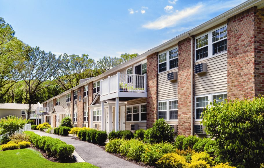 pinewood village apartments for rent in coram ny