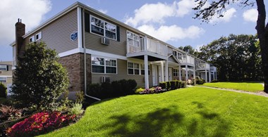 Exterior Green Space at Colony Park, Ronkonkoma, 11779 - Photo Gallery 2